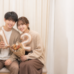 秋のペアルックで楽しむカップルのセルフ写真